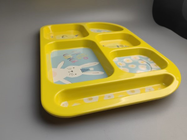 T1049东莞晶湖源头厂家定做日本日式儿童美耐皿37x25cm六格长盘 可定制产品颜色和印刷图案